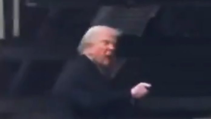 Скандал на заводі Ford: Дональд Трамп відповів непристойним жестом на вигуки працівника