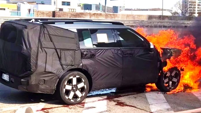 Прототип оновленого Hyundai Santa Fe згорів вщент під час тестів у Кореї Прототип оновленого Hyundai Santa Fe згорів вщент під час тестів у Кореї