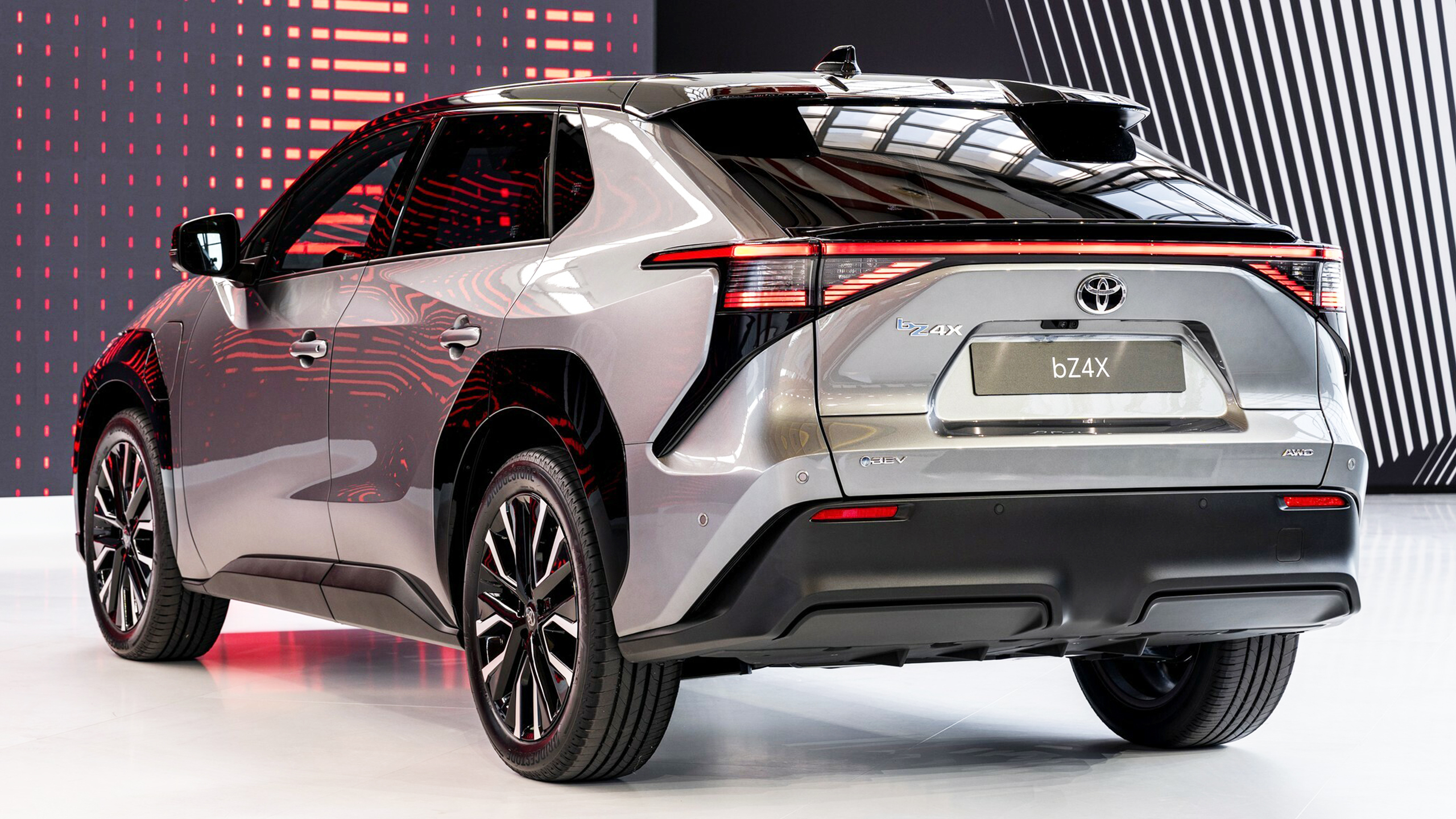 Кінець епохи домінування Nissan: Toyota вперше очолила ринок електромобілів Японії - фото 2