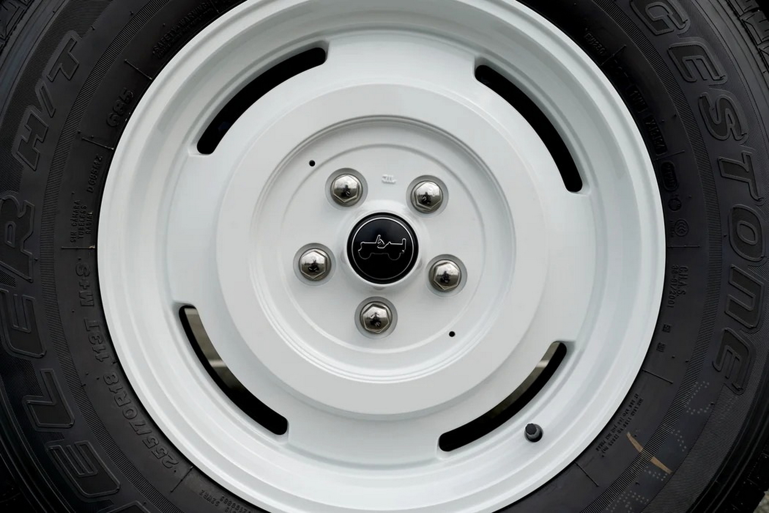 Jeep випустив ексклюзивний Wrangler Snow Trace: зимовий стиль та ретро-диски - фото 3