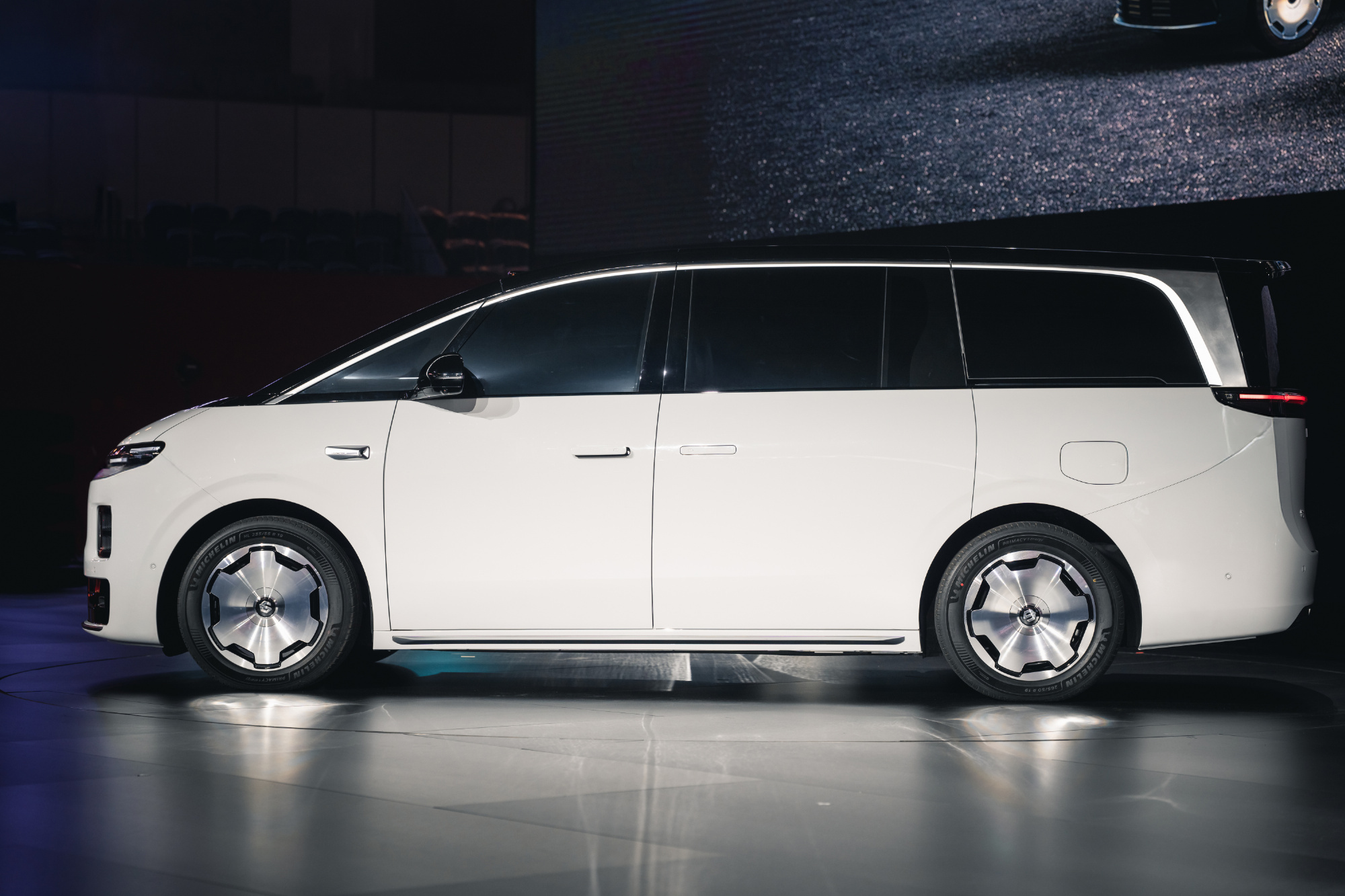 Leapmotor представив свій перший мінівен D99: технології Stellantis та рекордна батарея - фото 2