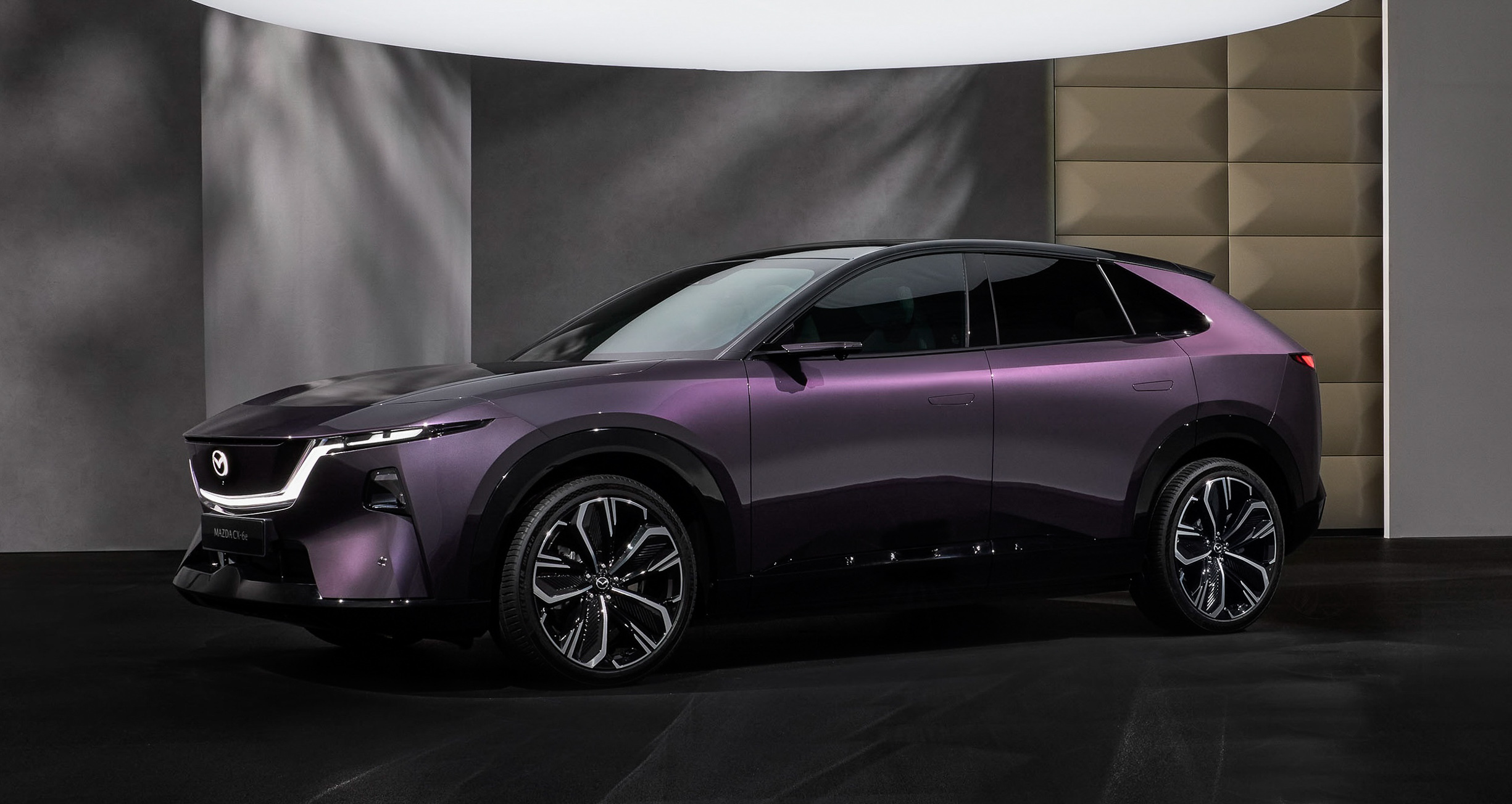 Mazda представила новий електрокросовер CX-6e: стильний дизайн, китайська платформа та велетенський екран - фото 3