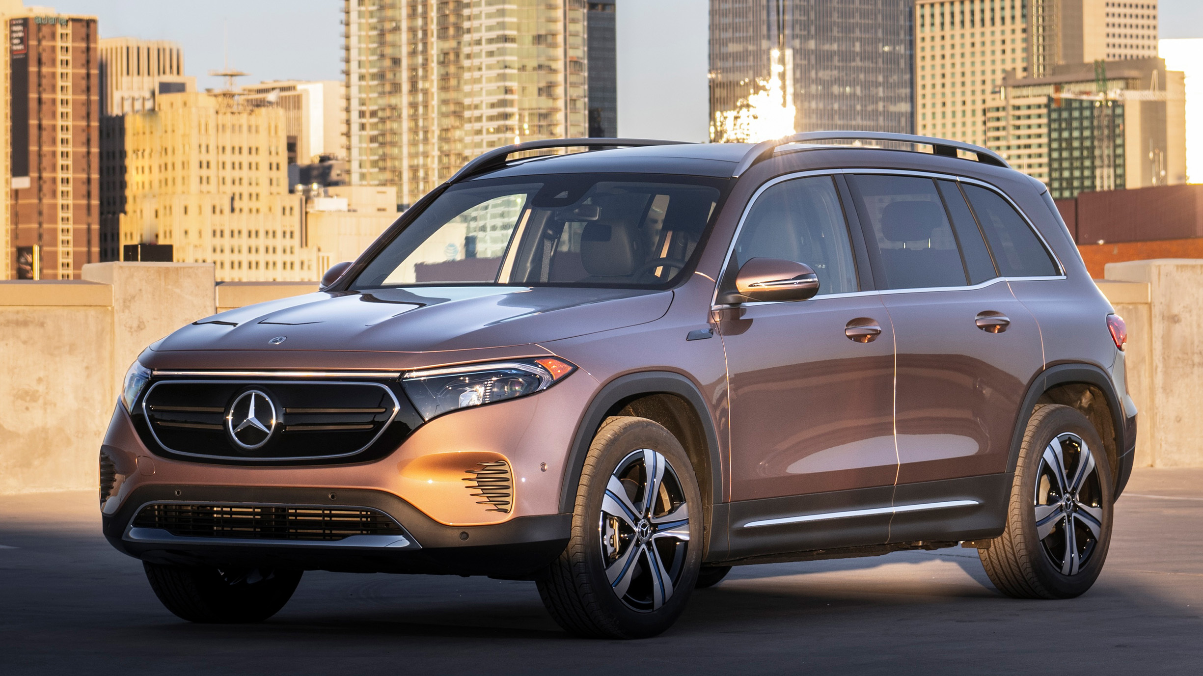 Mercedes-Benz закликає власників електричних кросоверів обмежити зарядку: існує ризик пожежі - фото 1