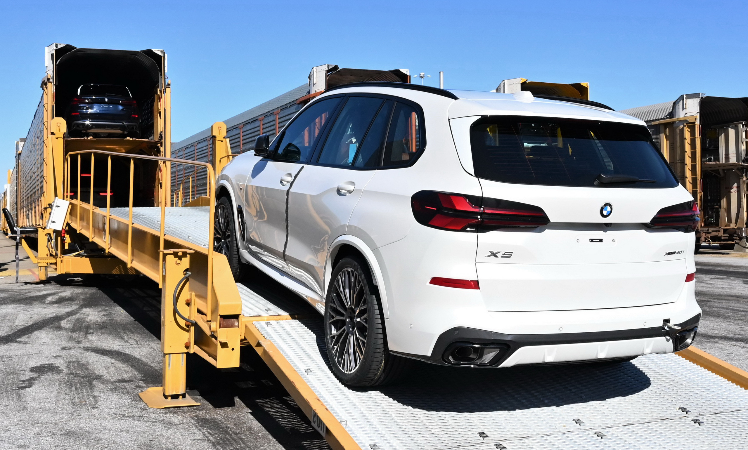 Ринок нових авто у США розколовся: багаті купують як ніколи, а середній клас відмовляється від машин - фото 3