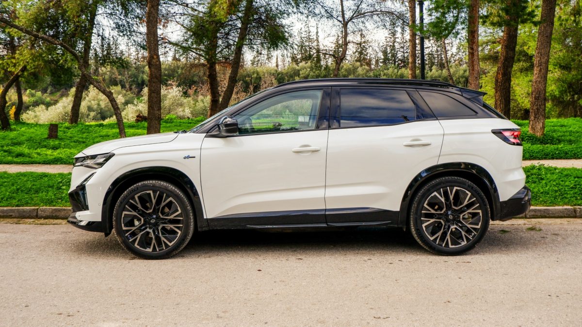 Тест-драйв оновленого Renault Austral: чи виправдовує себе топовий гібрид Esprit Alpine? - фото 3