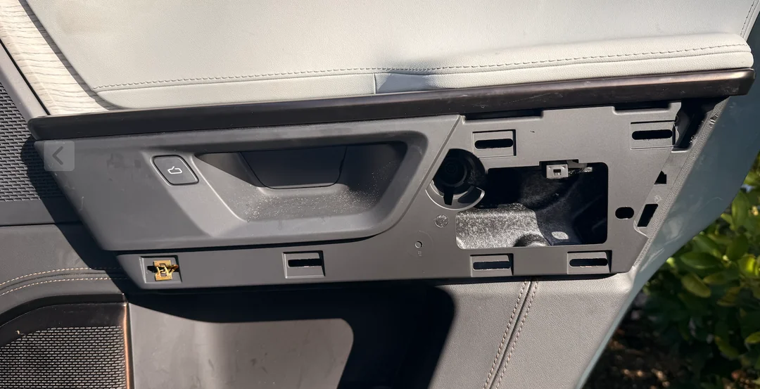 Власники Rivian змушені власноруч виправляти небезпечний недолік задніх дверей - фото 2