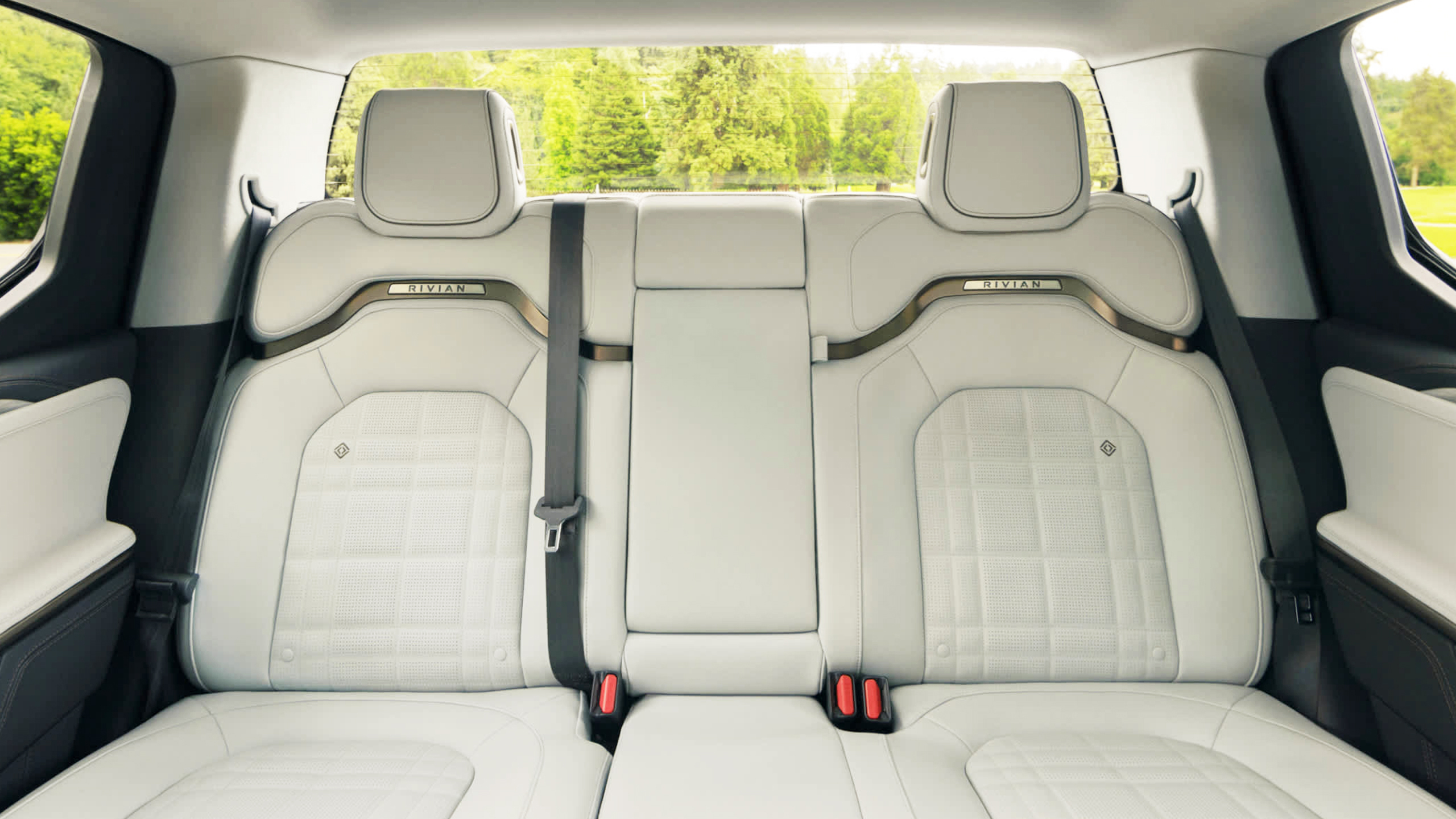 Rivian відкликає електромобілі R1T та R1S через проблему з ременями безпеки