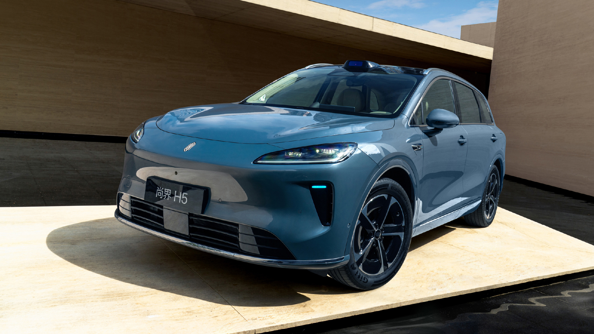 У Китаї готують ще один клон Porsche Taycan: перші зображення нового електрокара Z7 - фото 4