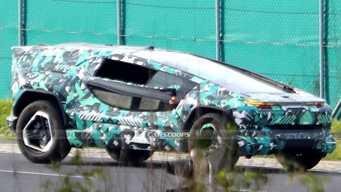 Саудівський бренд Ceer вивів на тести футуристичний електромобіль з гігантським склом