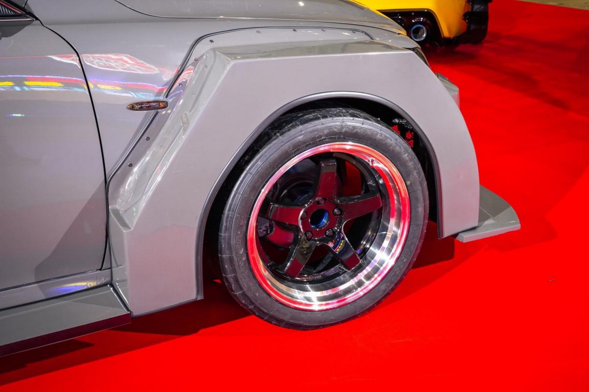 Студенти перетворили Lexus IS на "квадратного" монстра: найдивніший проєкт Токійського автосалону - фото 4