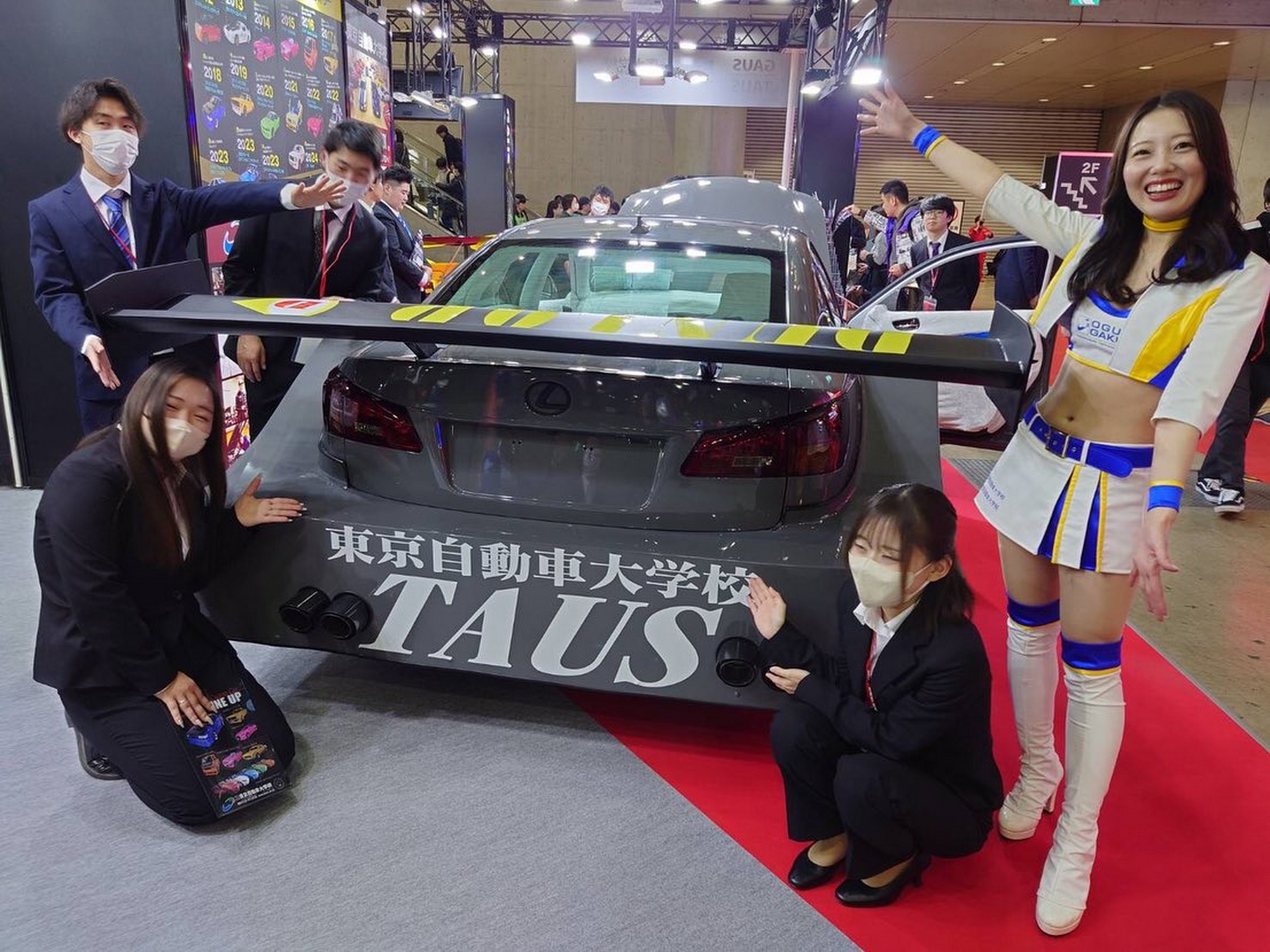 Студенти перетворили Lexus IS на "квадратного" монстра: найдивніший проєкт Токійського автосалону - фото 1