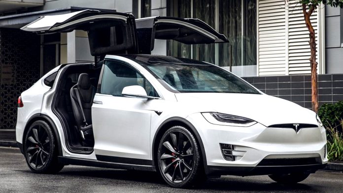 Tesla звинувачують у смертельній ДТП: родич загиблих подав позов через відмову автопілота