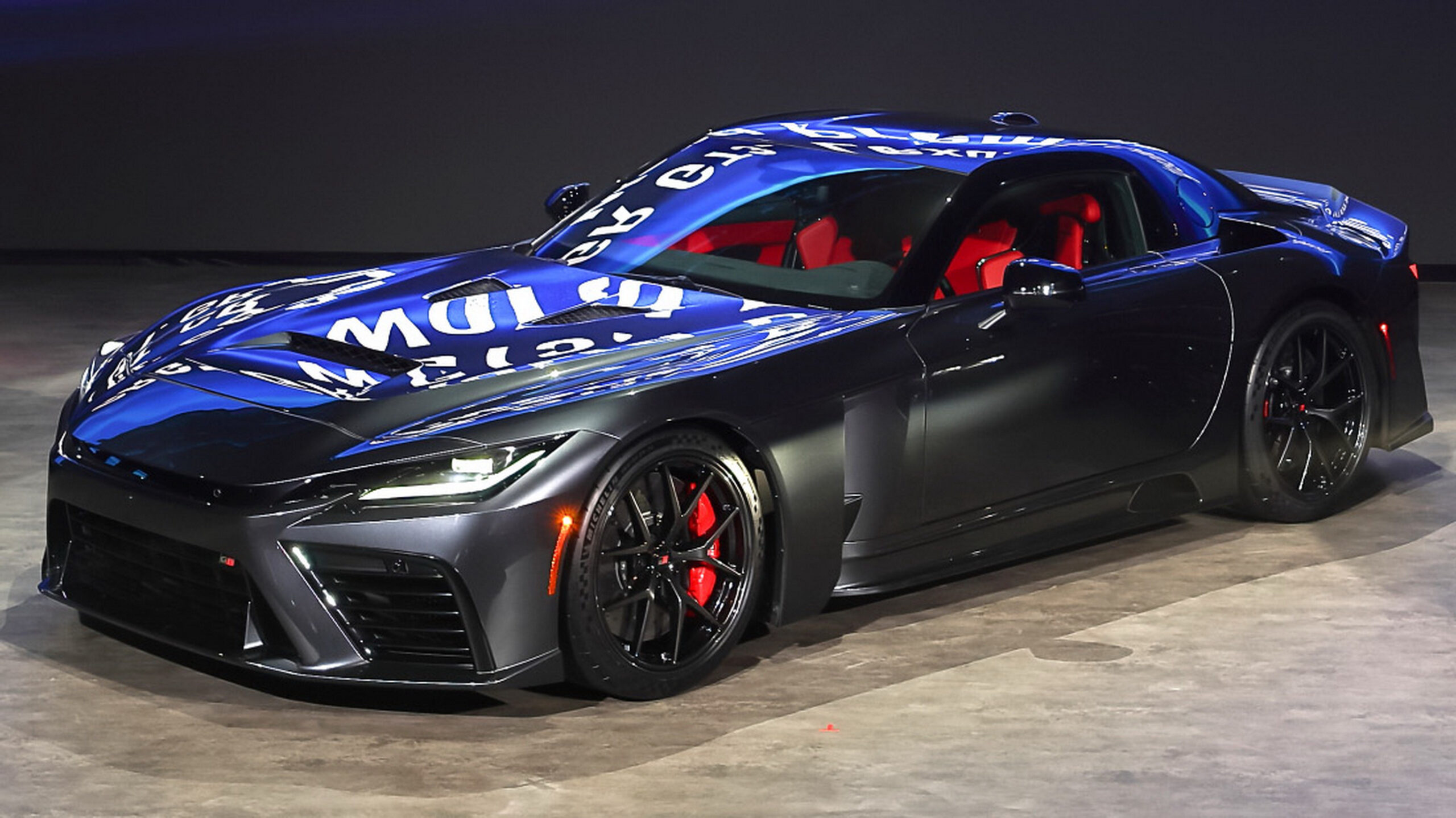 Toyota всупереч трендам: Як автогігант робить ставку на двигуни, гібриди та електрокари - фото 2