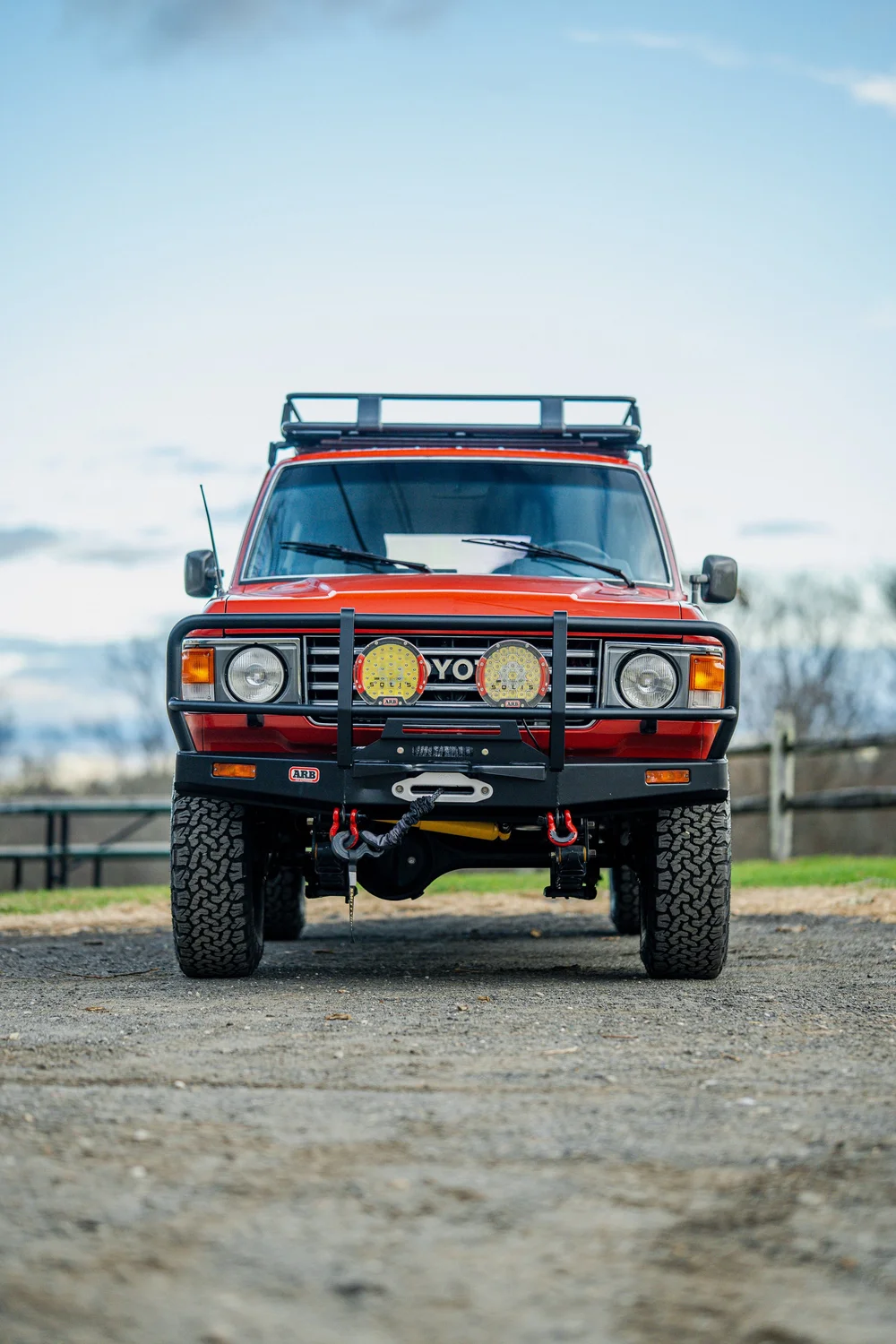 Старенький Toyota Land Cruiser FJ60 перетворили на потужний рестомод із двигуном V8 - фото 1