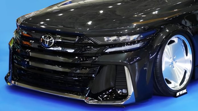 Неймовірний тюнінг: студенти схрестили Lexus LS та мінівен Toyota Vellfire