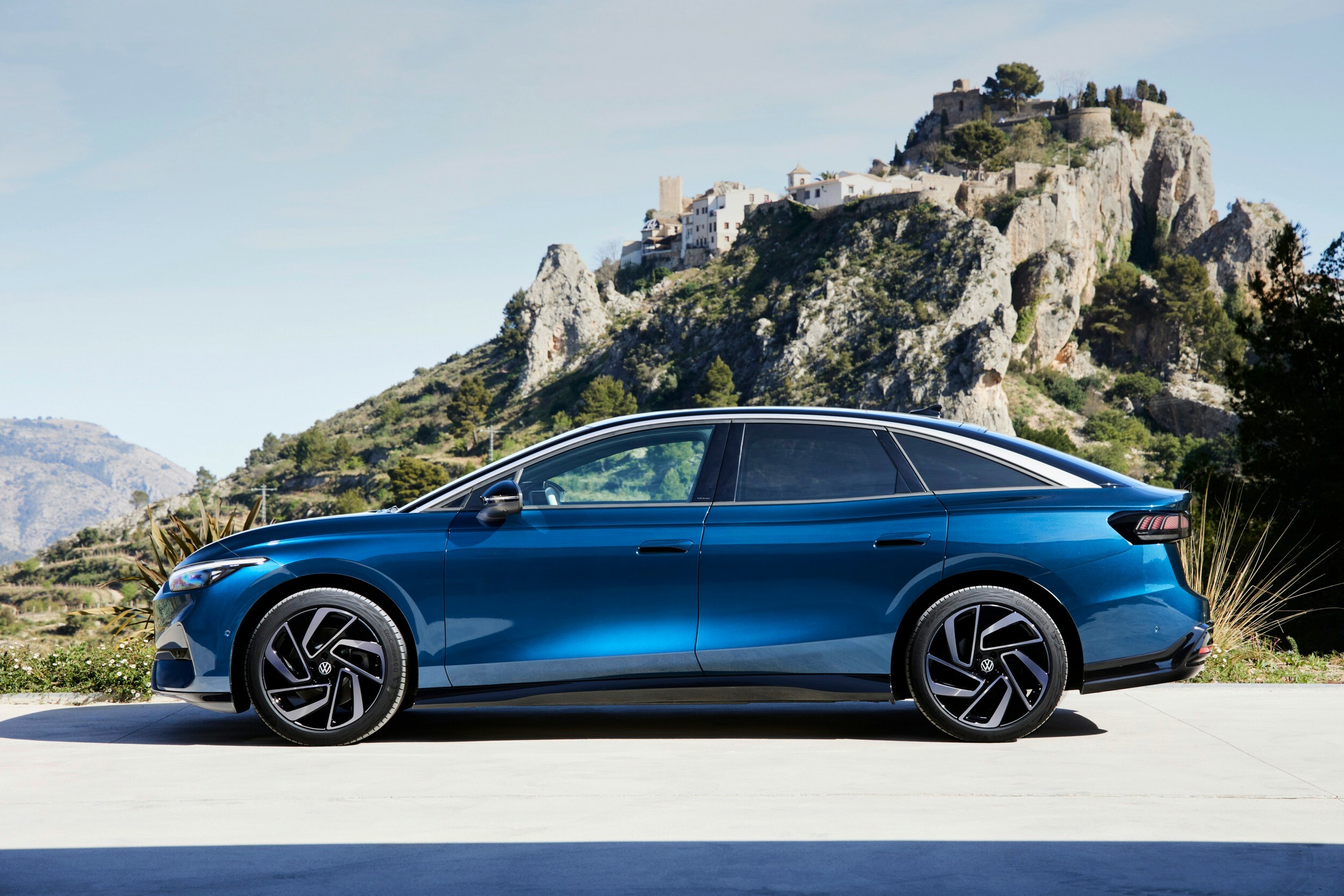 Volkswagen обійшов Tesla за продажами електромобілів у Європі: результати 2025 року - фото 1