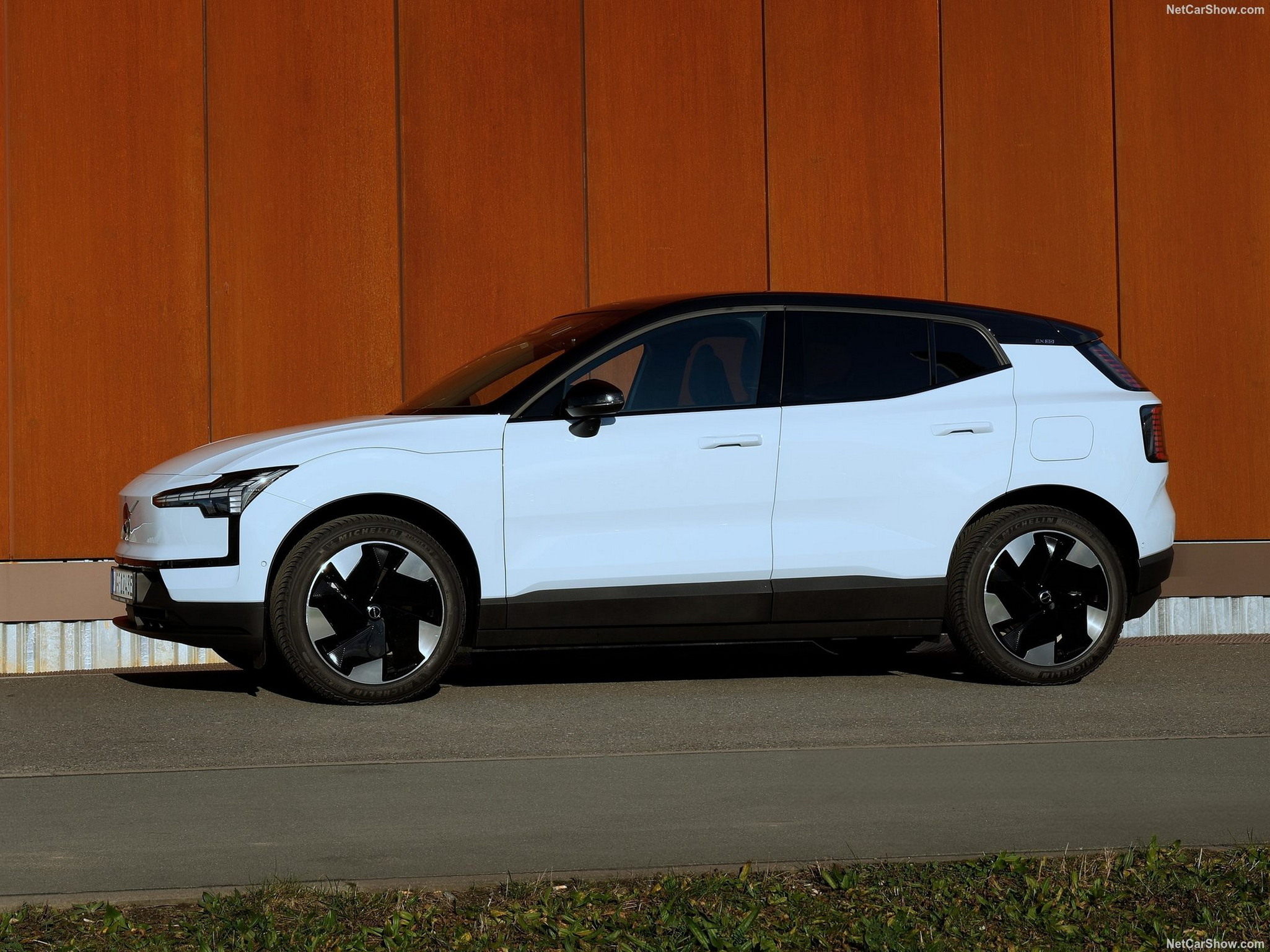 Volvo попереджає власників EX30: паркуйтеся на вулиці через ризик загоряння батареї - фото 1