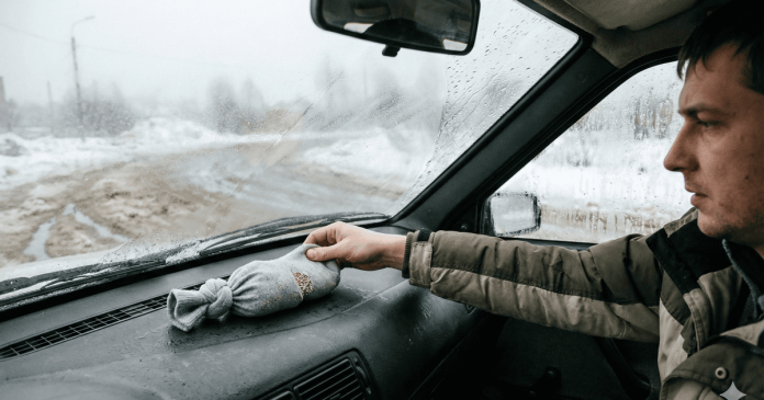 Експерти пояснили, як за лічені хвилини прибрати запотівання скла в авто: більшість водіїв роблять це неправильно