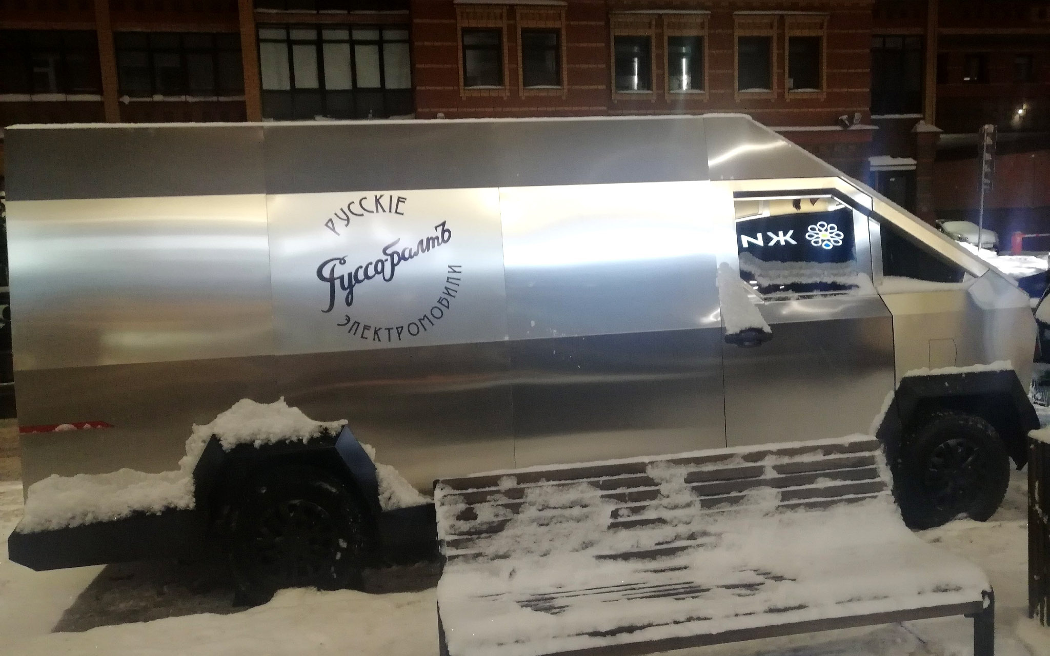 У Росії створили дивну копію Tesla Cybertruck на базі китайського фургона - фото 1