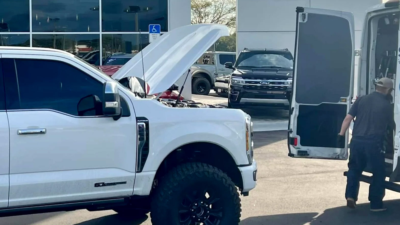 Автомеханік Ford заробляє $160 000 на рік: у чому секрет і чому галузь б’є на сполох - фото 4