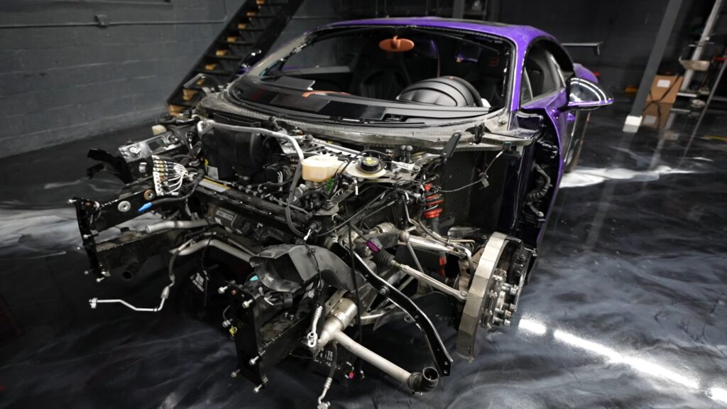 У розбитому Bugatti Chiron Pur Sport за мільйони доларів знайшли запчастини від старого Volkswagen - фото 3