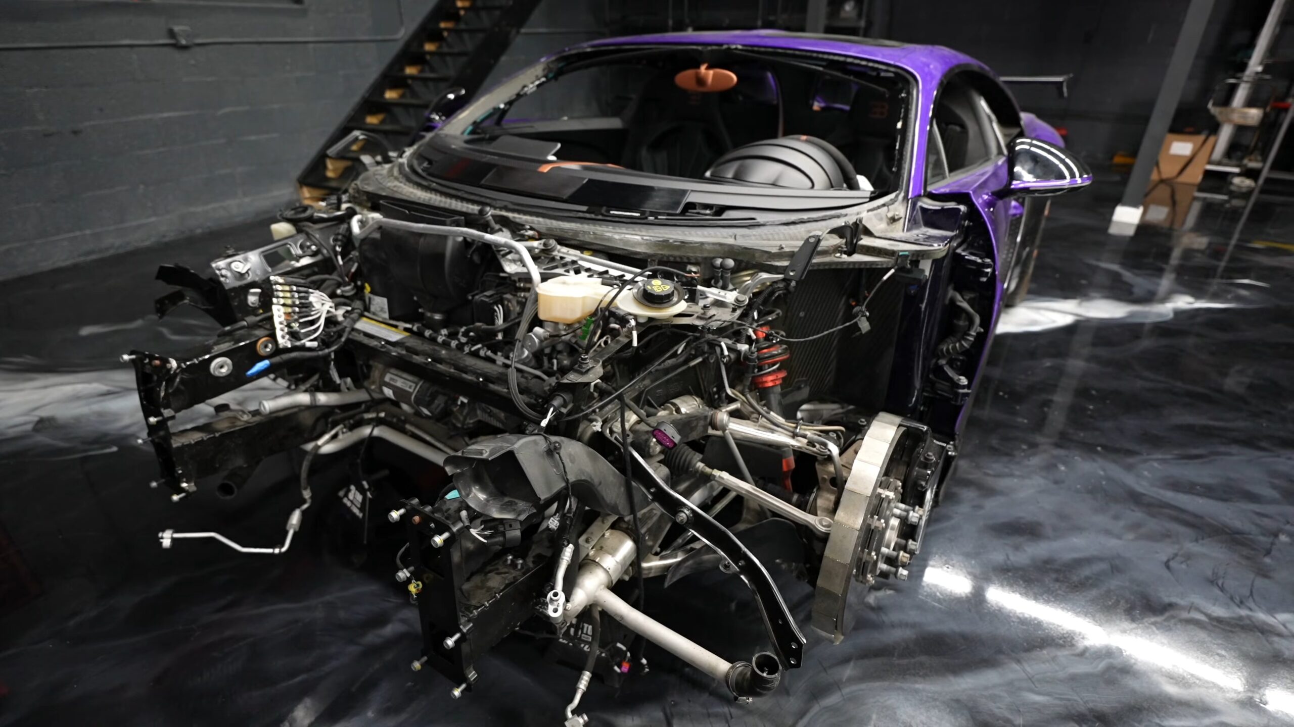 У розбитому Bugatti Chiron Pur Sport за мільйони доларів знайшли запчастини від старого Volkswagen - фото 1