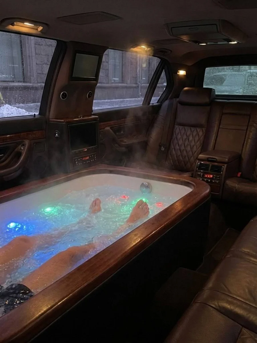 У Києві продають BMW-лімузин з джакузі в салоні