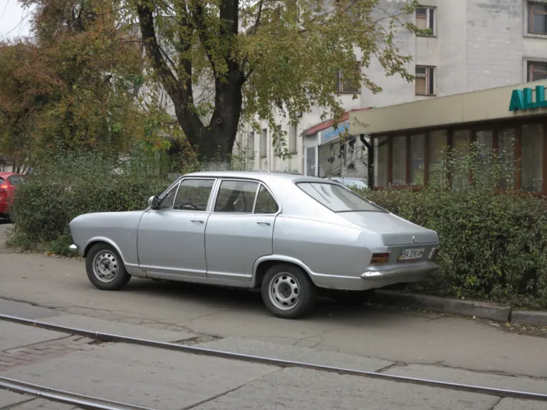 Забутий скарб на колесах: у Києві їздить Opel з 60-х