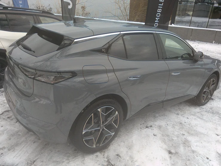 Стильний гібрид DS 4 вже в Україні: ціни та фішки