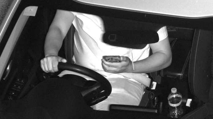 У Флориді пропонують заборонити водіям тримати телефон у руках: штрафи та нюанси У Флориді пропонують заборонити водіям тримати телефон у руках: штрафи та нюанси