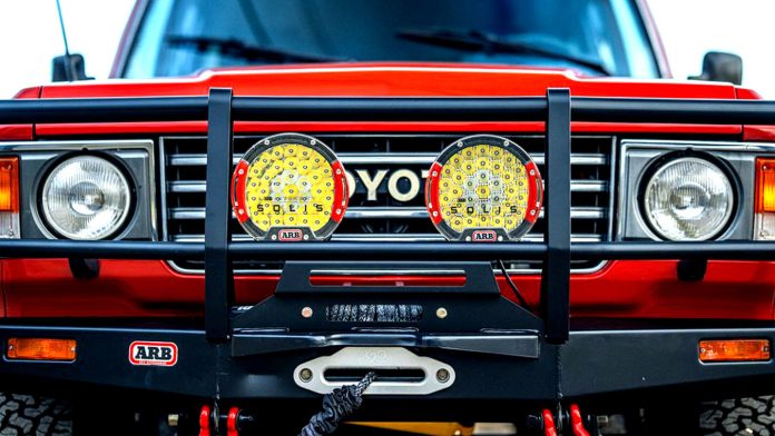 Старенький Toyota Land Cruiser FJ60 перетворили на потужний рестомод із двигуном V8