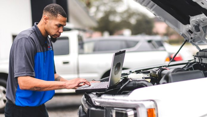 Автомеханік Ford заробляє $160 000 на рік: у чому секрет і чому галузь б’є на сполох