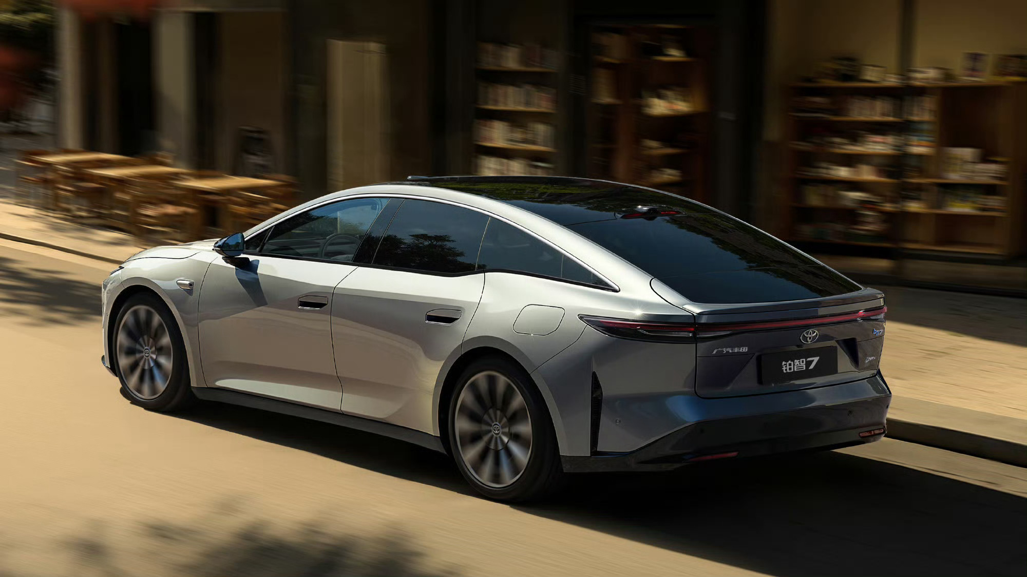 Toyota всупереч трендам: Як автогігант робить ставку на двигуни, гібриди та електрокари - фото 3