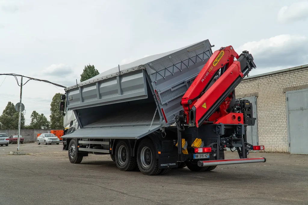 Українці показали зерновоз Renault з потужним краном