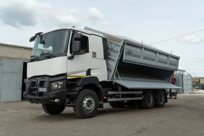 Українці показали зерновоз Renault з потужним краном Українці показали зерновоз Renault з потужним краном