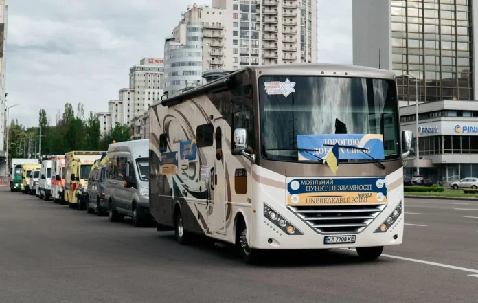 Розкішний кемпер став мобільним пунктом для киян