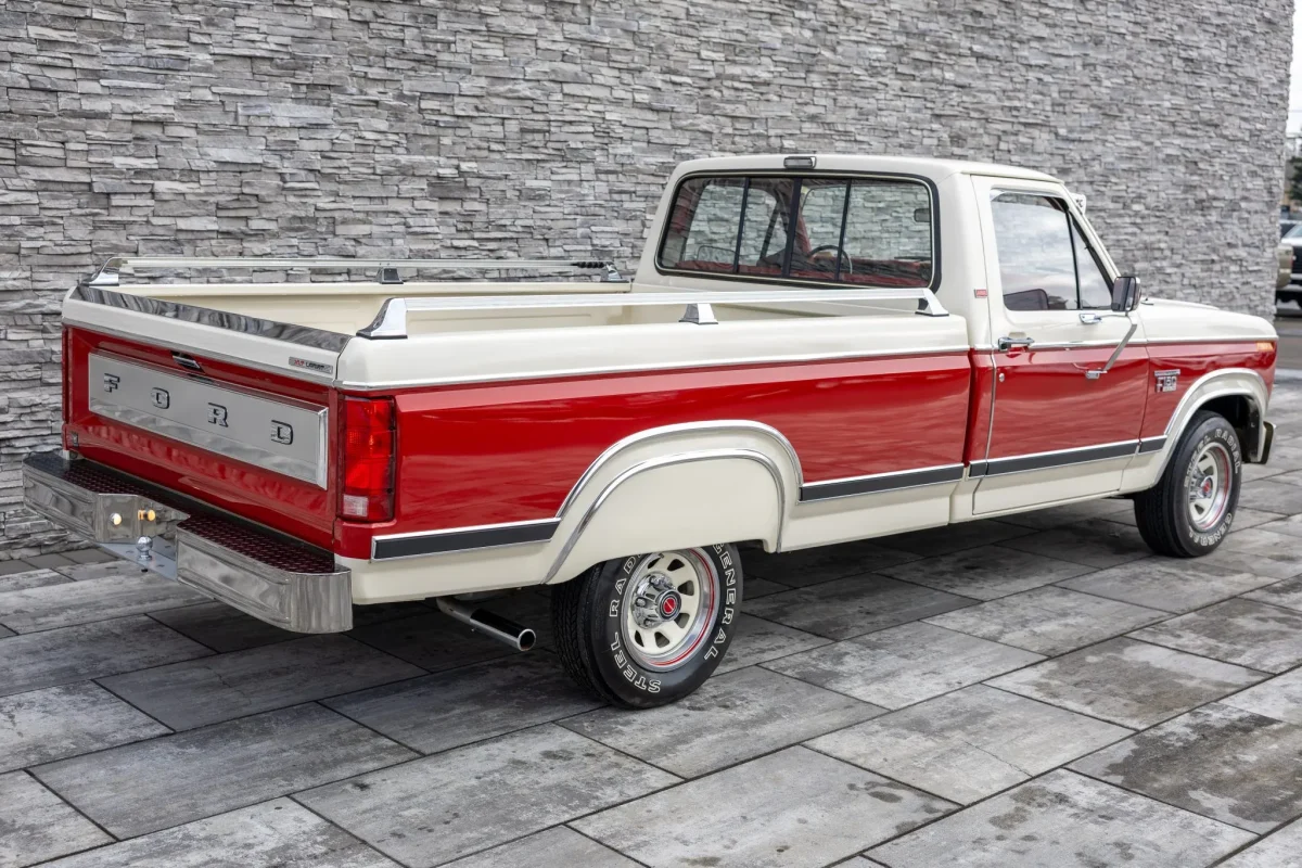 Унікальна "капсула часу": у США продають ідеальний Ford F-150 1983 року з пробігом 5800 км - фото 7