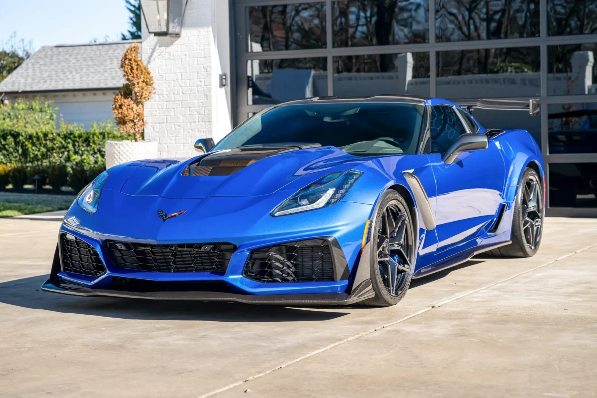 Старий проти нового: чому колекціонери платять за Corvette C7 ZR1 більше, ніж за новітній гіперкар C8 - фото 1