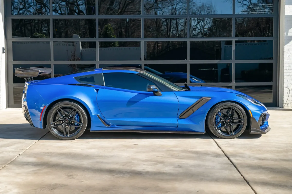 Старий проти нового: чому колекціонери платять за Corvette C7 ZR1 більше, ніж за новітній гіперкар C8 - фото 5