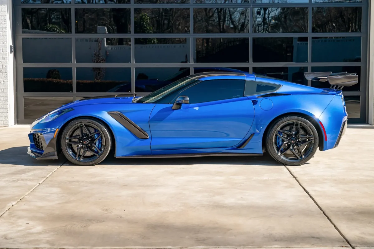 Старий проти нового: чому колекціонери платять за Corvette C7 ZR1 більше, ніж за новітній гіперкар C8 - фото 8