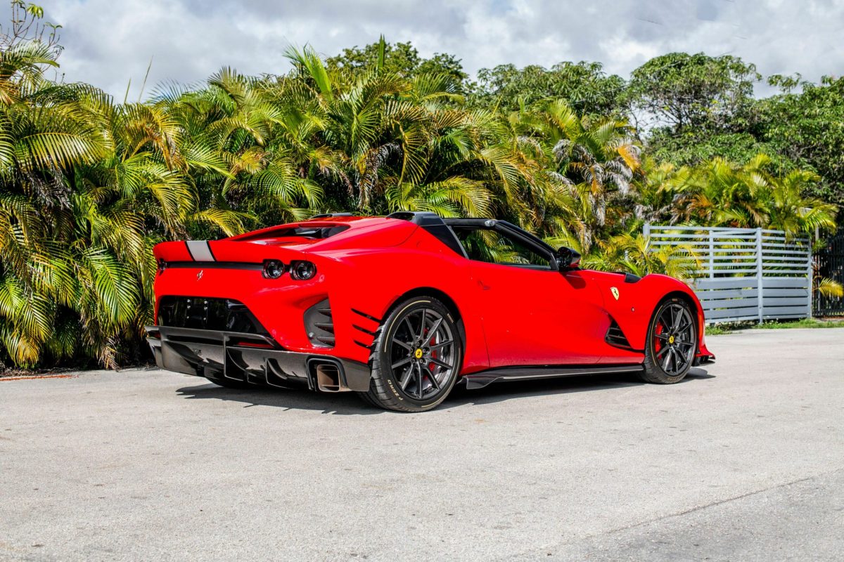 Рідкісний Ferrari 812 Competizione A продають за ціною, що втричі перевищує початкову - фото 2