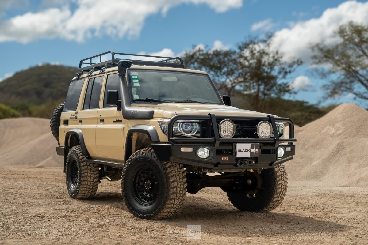 Toyota Land Cruiser 70 отримав несподіваний рестайлінг з оптикою від Land Rover Defender - фото 1