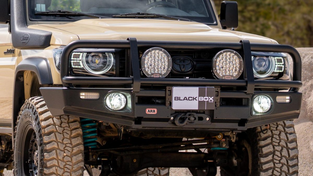 Toyota Land Cruiser 70 отримав несподіваний рестайлінг з оптикою від Land Rover Defender - фото 4