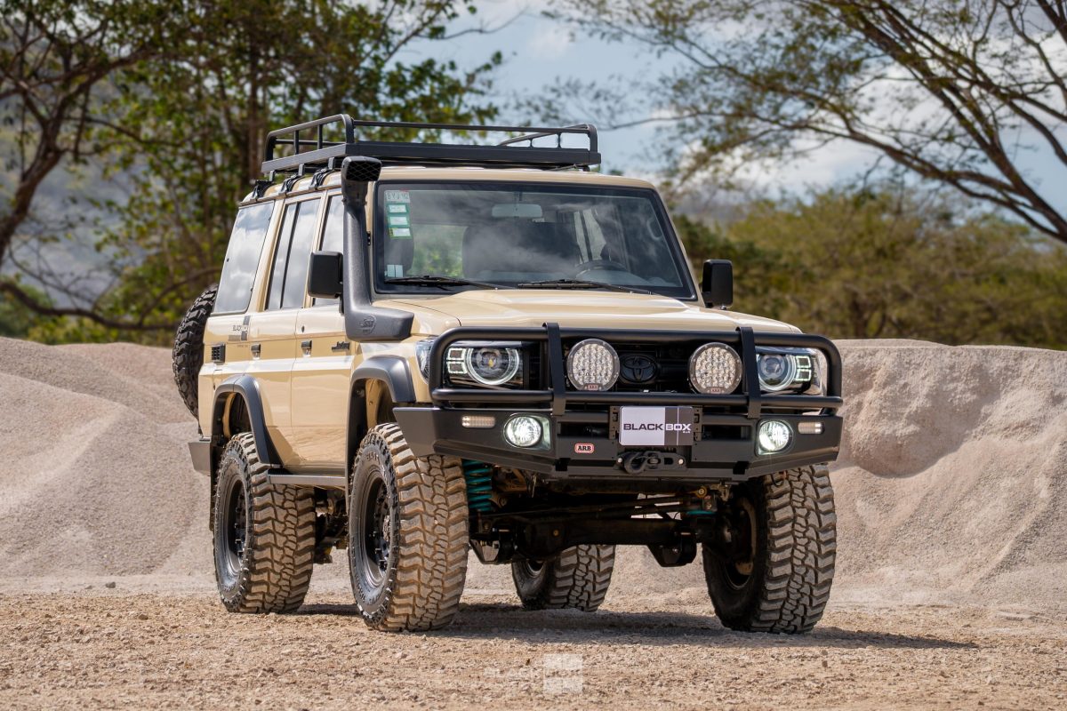 Toyota Land Cruiser 70 отримав несподіваний рестайлінг з оптикою від Land Rover Defender - фото 3