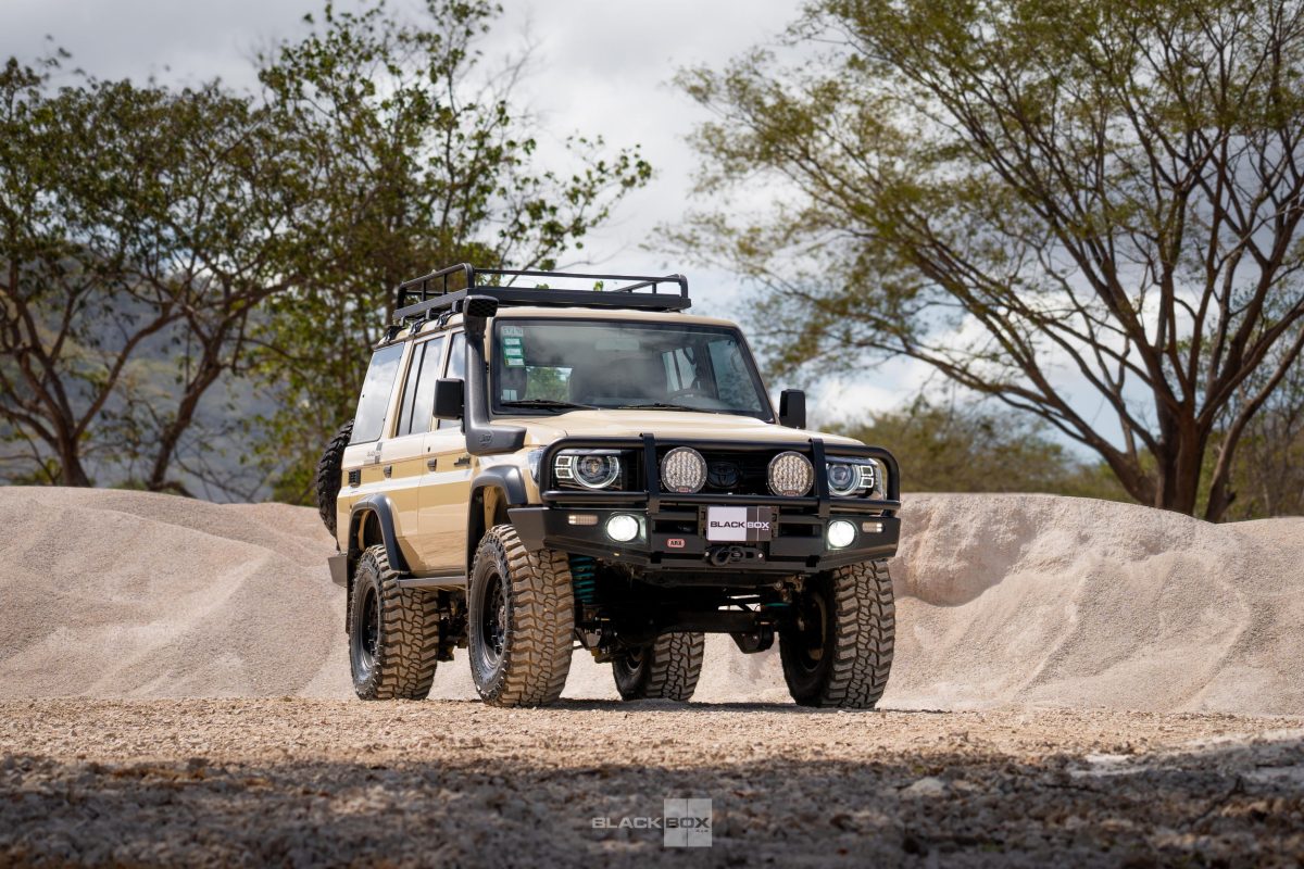 Toyota Land Cruiser 70 отримав несподіваний рестайлінг з оптикою від Land Rover Defender - фото 2
