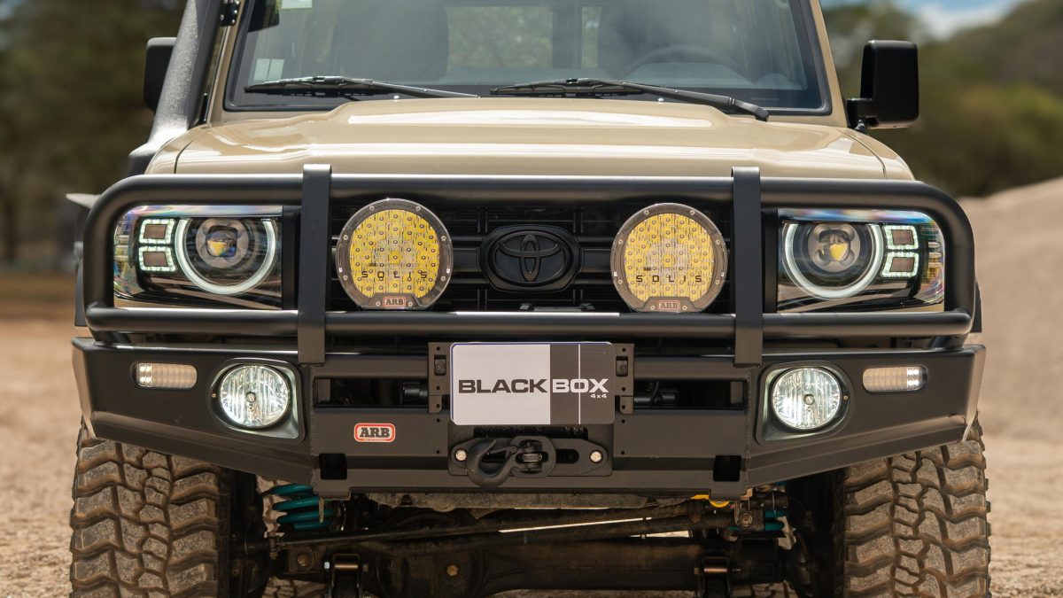 Toyota Land Cruiser 70 отримав несподіваний рестайлінг з оптикою від Land Rover Defender - фото 5