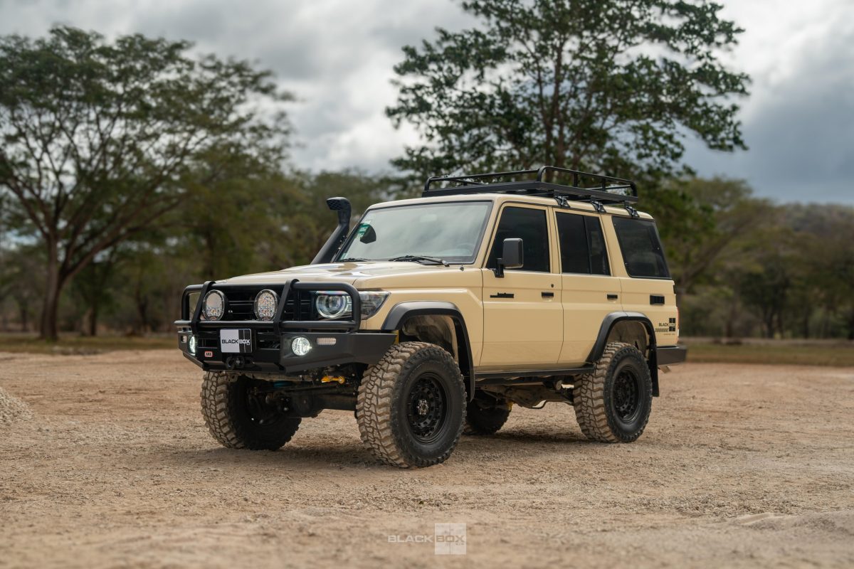 Toyota Land Cruiser 70 отримав несподіваний рестайлінг з оптикою від Land Rover Defender - фото 7