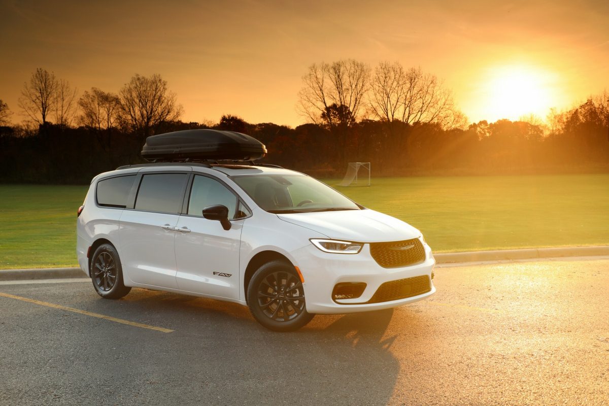 Stellantis розширює виробництво: третя зміна на заводі в Канаді для випуску Charger та Pacifica - фото 4