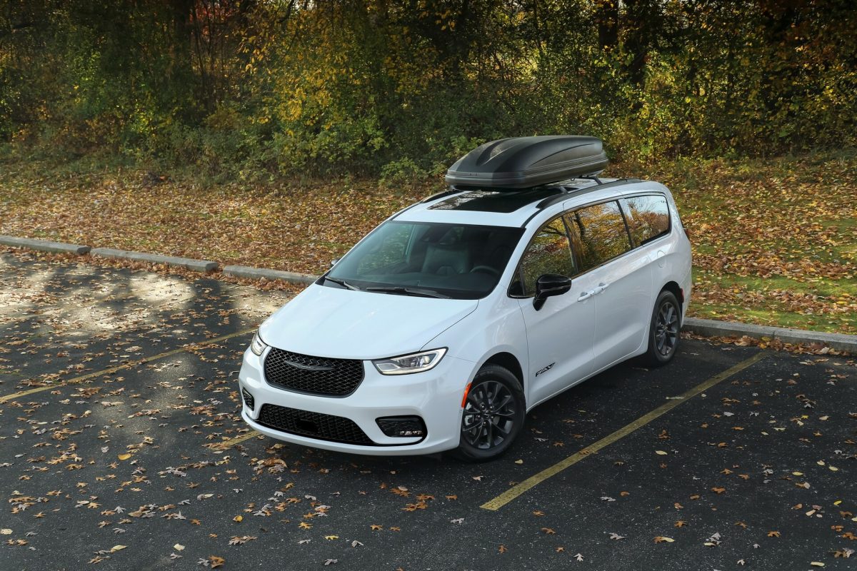 Stellantis розширює виробництво: третя зміна на заводі в Канаді для випуску Charger та Pacifica - фото 8