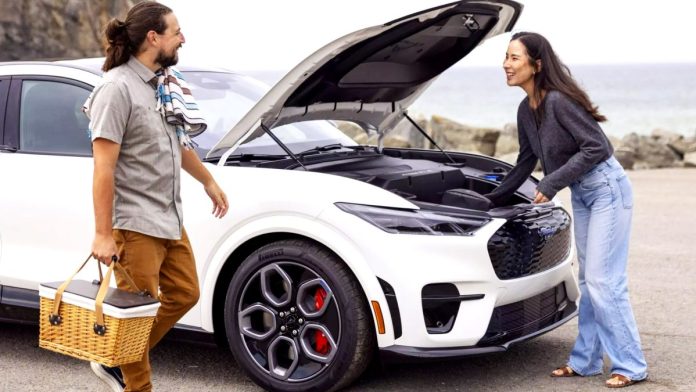 Ford зробив передній багажник Mustang Mach-E платним: огляд змін 2026 року